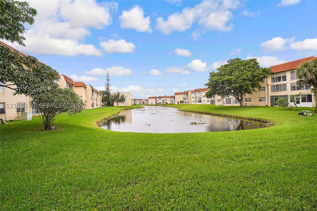8821 Sunrise Lakes Blvd 102, Sunrise, FL 33322