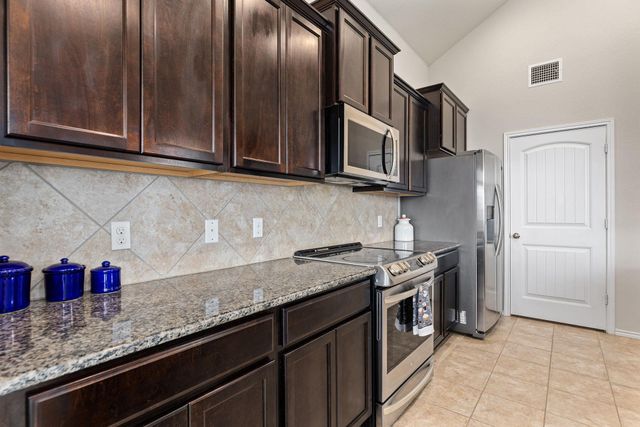 109 Plata LN, Jarrell, TX 76537