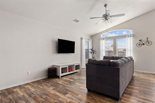 109 Plata LN, Jarrell, TX 76537