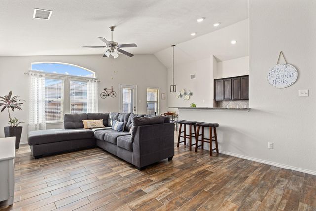 109 Plata LN, Jarrell, TX 76537