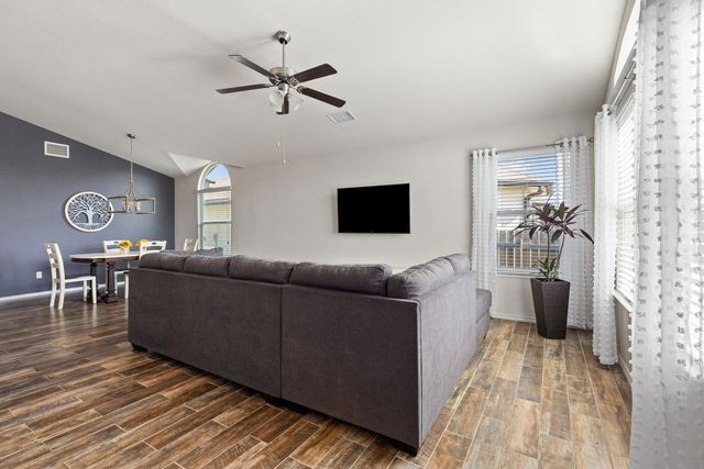 109 Plata LN, Jarrell, TX 76537