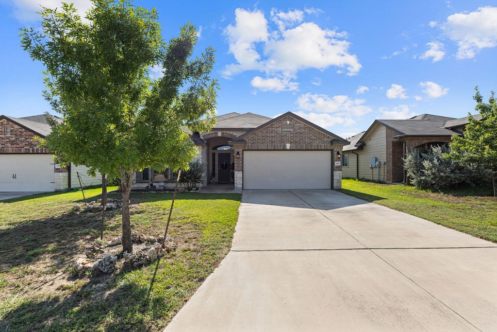 109 Plata LN, Jarrell, TX 76537