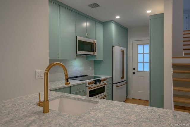 29 Fairway Place 6, Montauk, NY 11954