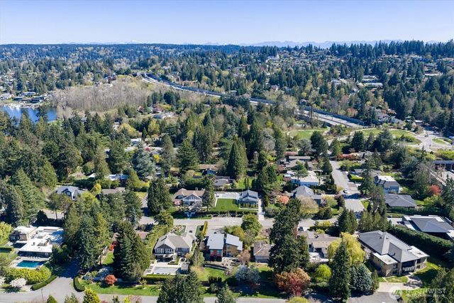 3015 Hunts Point Circle, Hunts Point, WA 98004