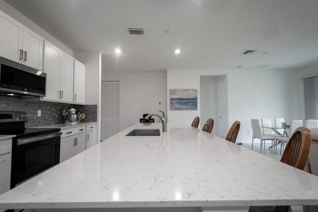 560 Veridian Circle NW, Palm Bay, FL 32907
