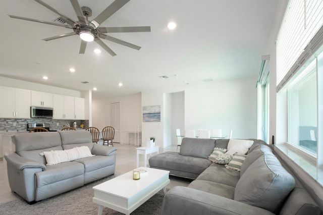 560 Veridian Circle NW, Palm Bay, FL 32907
