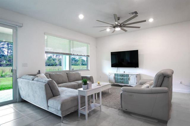 560 Veridian Circle NW, Palm Bay, FL 32907