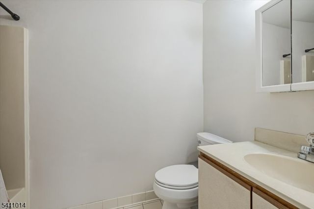 240 Cambridge Ct, Clifton City, NJ 07014