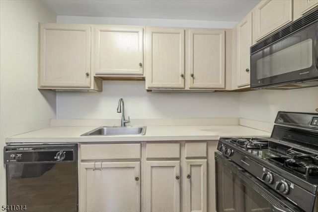 240 Cambridge Ct, Clifton City, NJ 07014