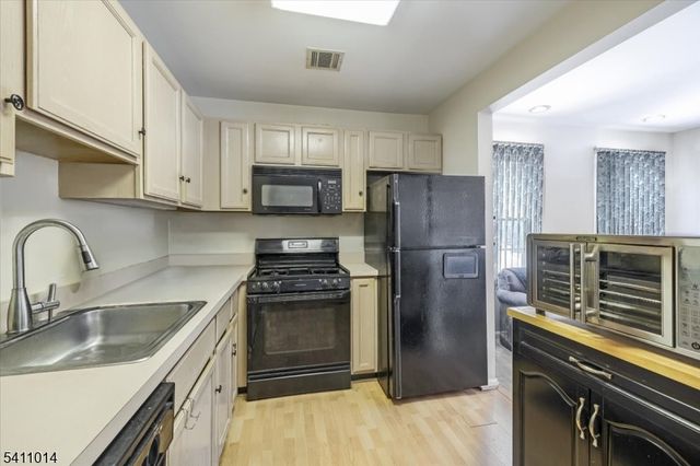 240 Cambridge Ct, Clifton City, NJ 07014