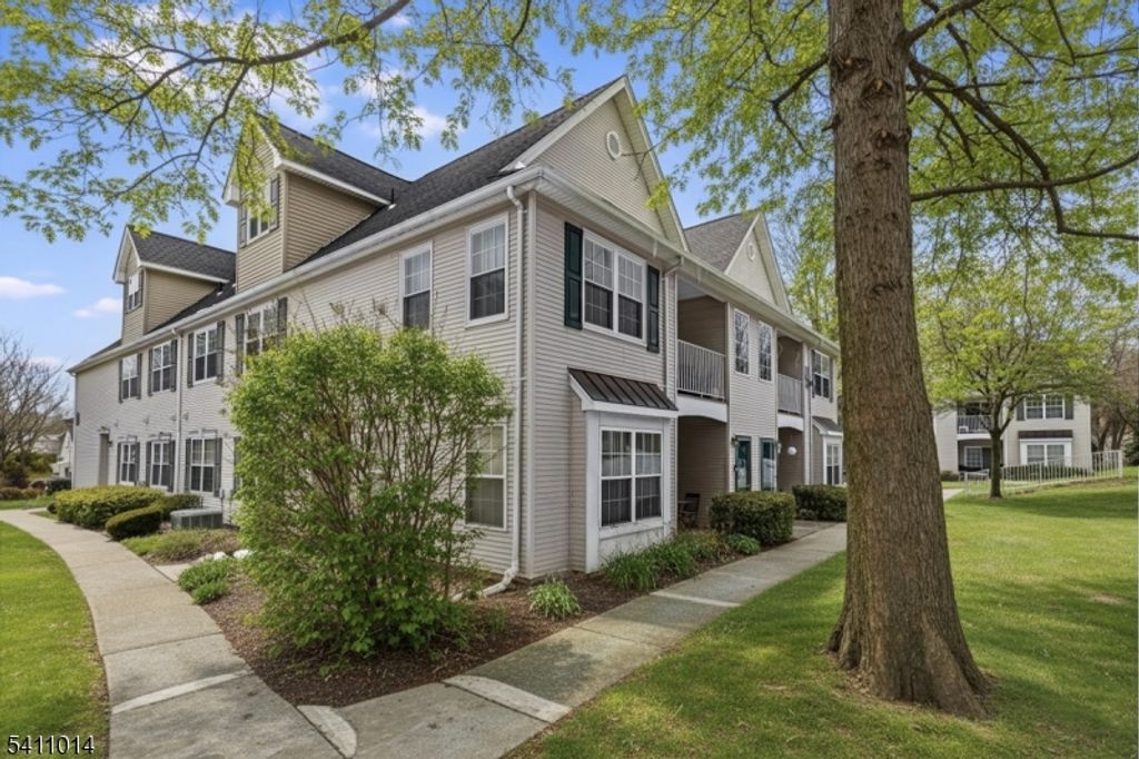 240 Cambridge Ct, Clifton City, NJ 07014