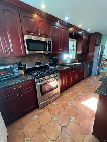 158 Lincoln Avenue, Rockville Centre, NY 11570