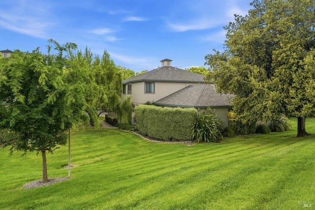 32 Dockside Cir, San Rafael, CA 94903