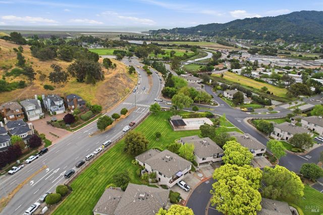 32 Dockside Cir, San Rafael, CA 94903