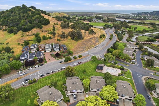 32 Dockside Cir, San Rafael, CA 94903