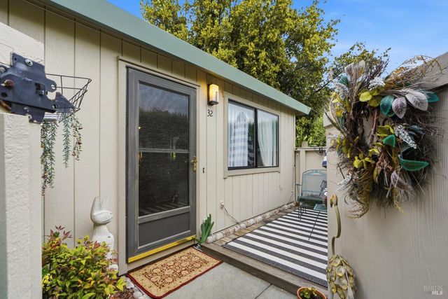 32 Dockside Cir, San Rafael, CA 94903
