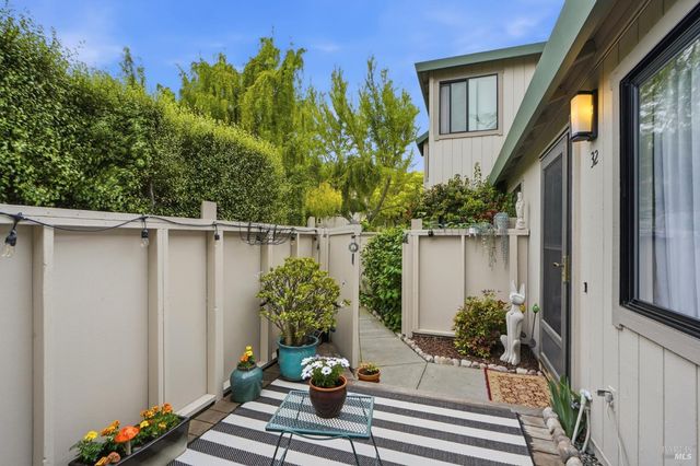32 Dockside Cir, San Rafael, CA 94903