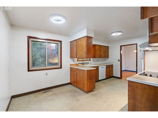 13122 Ne MORRIS Ct, Portland, OR 97230