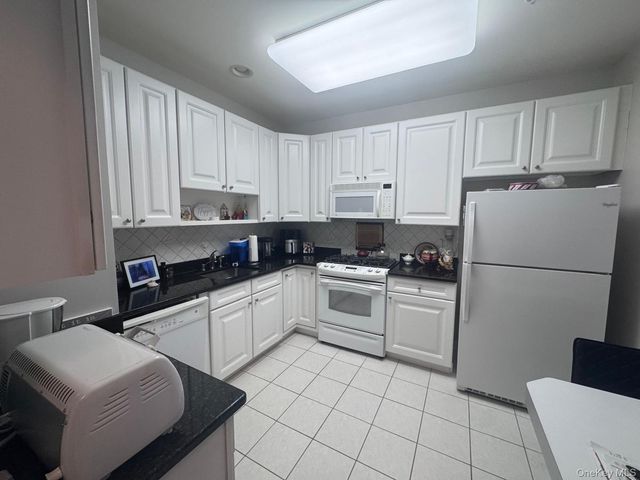 30 N De Baun Avenue 204, Suffern, NY 10901