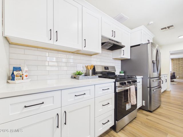 2759 W LAWRENCE Road, Phoenix, AZ 85017