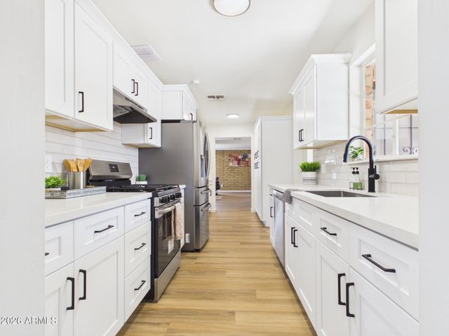 2759 W LAWRENCE Road, Phoenix, AZ 85017