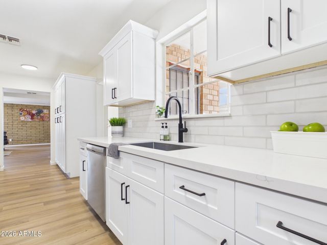 2759 W LAWRENCE Road, Phoenix, AZ 85017