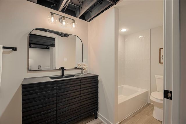 5520 Granada Lane, Roeland Park, KS 66205