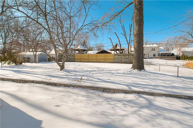 5520 Granada Lane, Roeland Park, KS 66205