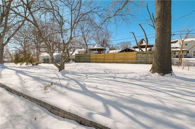 5520 Granada Lane, Roeland Park, KS 66205