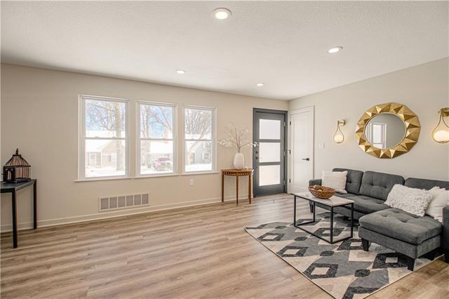 5520 Granada Lane, Roeland Park, KS 66205