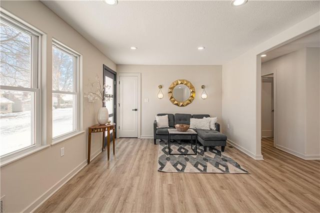 5520 Granada Lane, Roeland Park, KS 66205