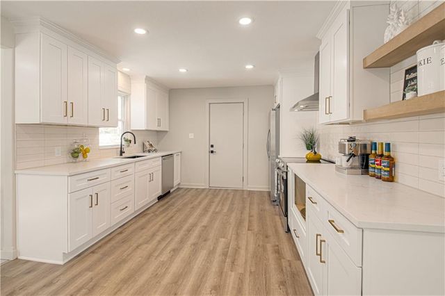 5520 Granada Lane, Roeland Park, KS 66205