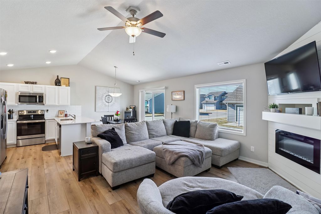 800 Juniper Street NW, Bondurant, IA 50035