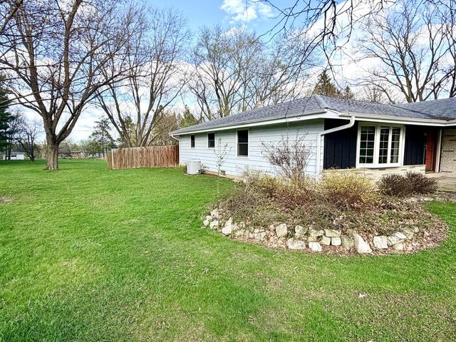 W294S5612 Windcrest DRIVE, Waukesha, WI 53189