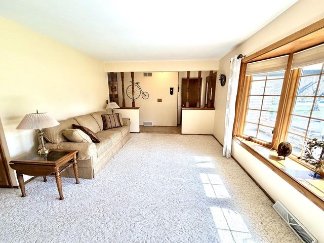W294S5612 Windcrest DRIVE, Waukesha, WI 53189