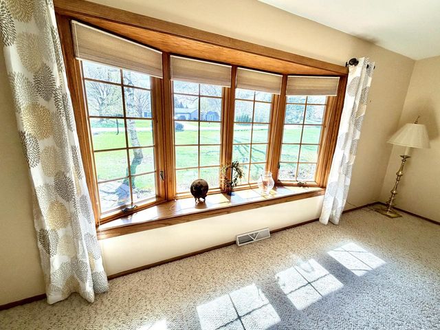 W294S5612 Windcrest DRIVE, Waukesha, WI 53189