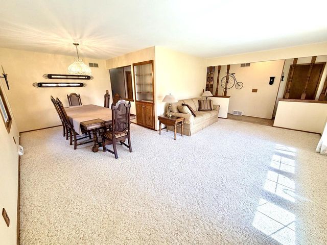 W294S5612 Windcrest DRIVE, Waukesha, WI 53189