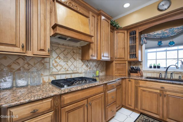 5 Cephalonia Drive, Niskayuna, NY 12309