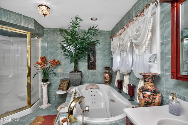 5 Cephalonia Drive, Niskayuna, NY 12309