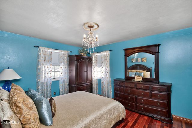 5 Cephalonia Drive, Niskayuna, NY 12309