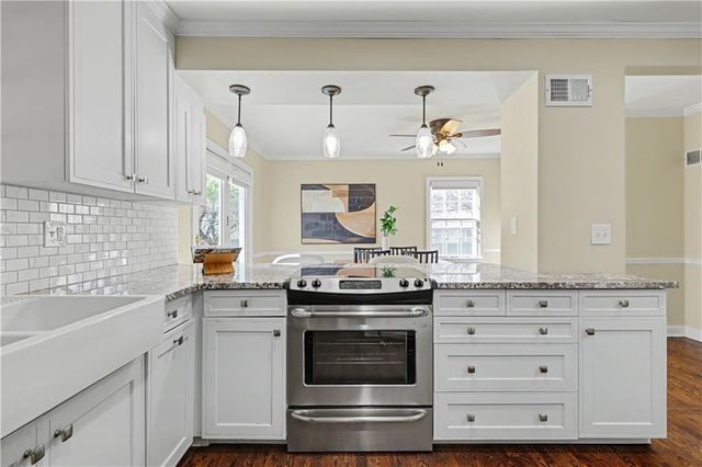 6915 Reeds Road, Prairie Village, KS 66208