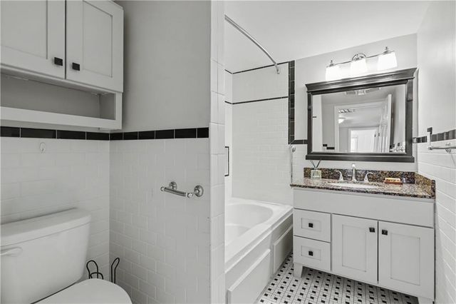 6915 Reeds Road, Prairie Village, KS 66208