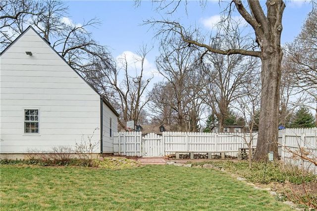 6915 Reeds Road, Prairie Village, KS 66208