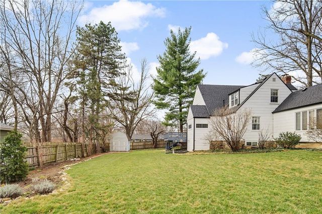 6915 Reeds Road, Prairie Village, KS 66208