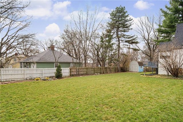 6915 Reeds Road, Prairie Village, KS 66208