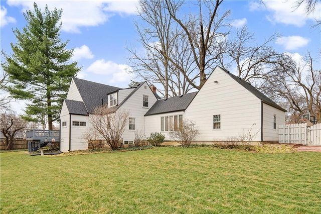 6915 Reeds Road, Prairie Village, KS 66208