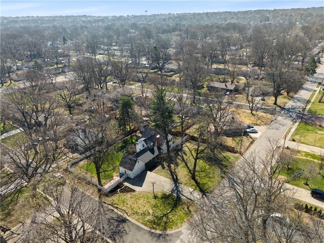 6915 Reeds Road, Prairie Village, KS 66208