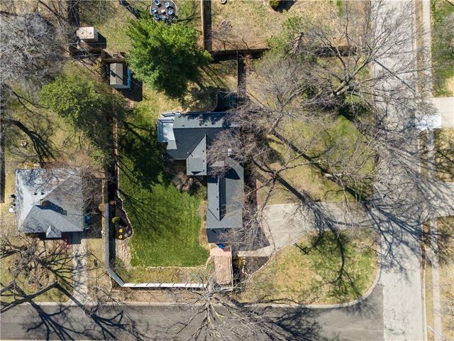 6915 Reeds Road, Prairie Village, KS 66208