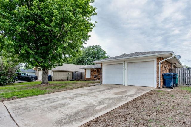 10209 Hollyhead Way, Yukon, OK 73099