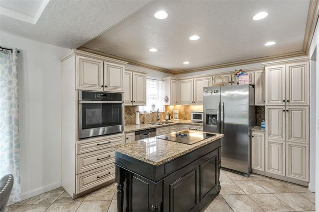 10209 Hollyhead Way, Yukon, OK 73099